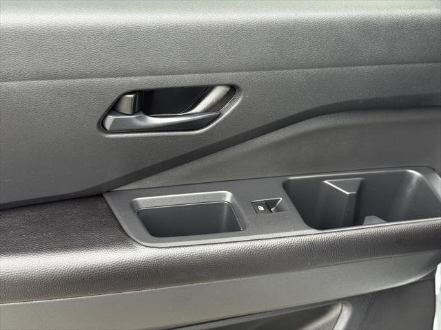 Photo of 2025 Everest White Pearl Tricoat Nissan Pathfinder