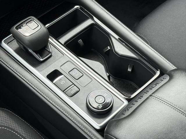 Photo of 2025 Everest White Pearl Tricoat Nissan Pathfinder