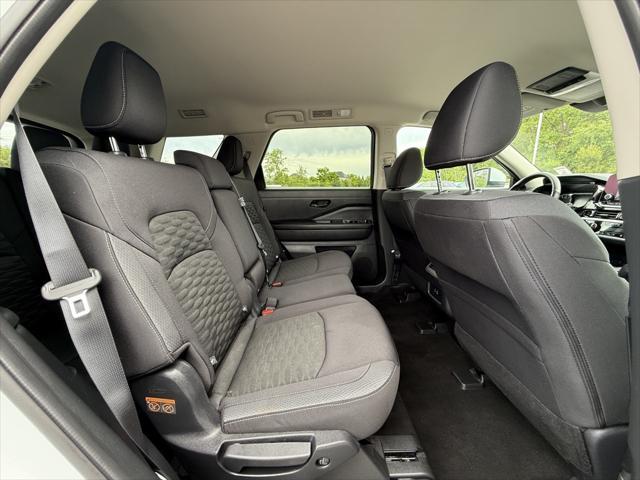 Photo of 2025 Everest White Pearl Tricoat Nissan Pathfinder