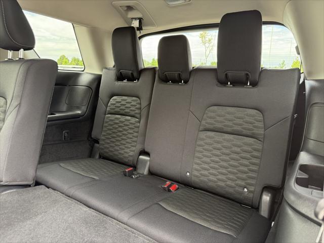 Photo of 2025 Everest White Pearl Tricoat Nissan Pathfinder