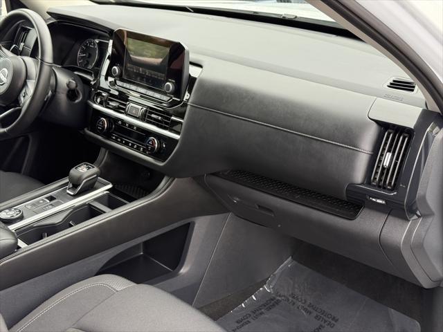 Photo of 2025 Everest White Pearl Tricoat Nissan Pathfinder