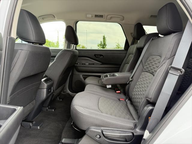 Photo of 2025 Everest White Pearl Tricoat Nissan Pathfinder