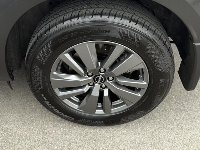 Photo of 2025 Everest White Pearl Tricoat Nissan Pathfinder