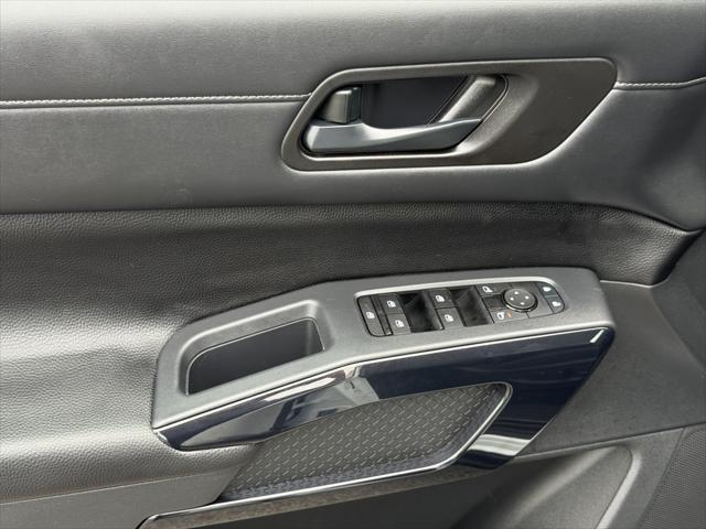 Photo of 2025 Everest White Pearl Tricoat Nissan Pathfinder