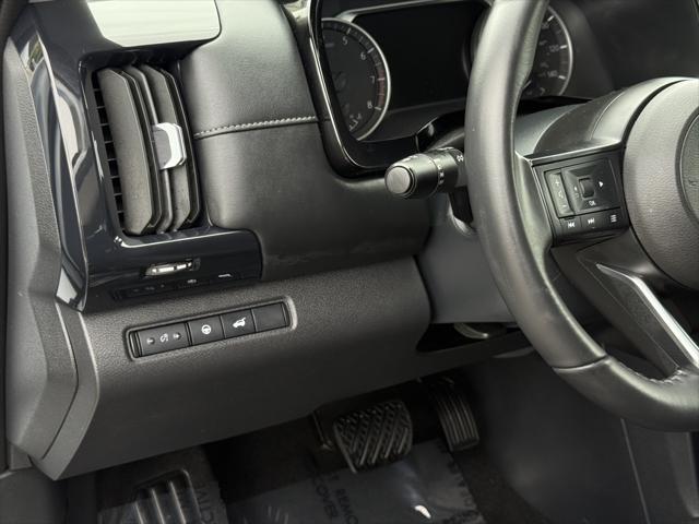 Photo of 2025 Everest White Pearl Tricoat Nissan Pathfinder