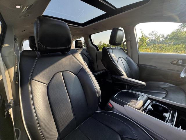 Photo of 2022 Brilliant Black Crystal Pearlcoat Chrysler Pacifica