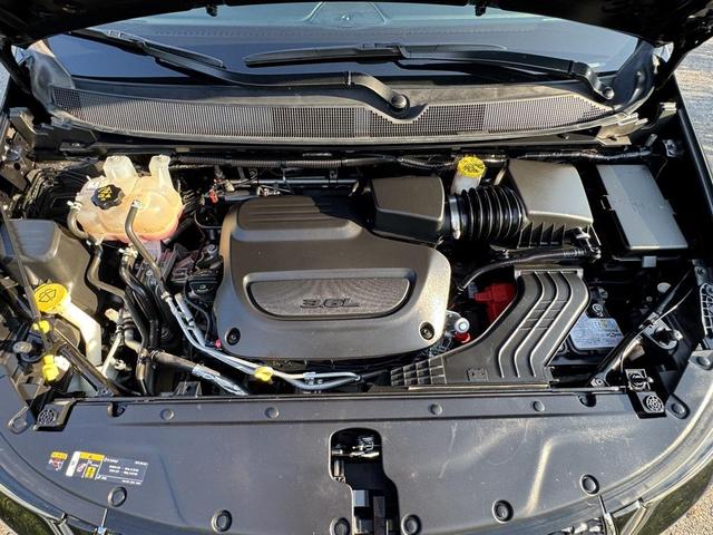 Photo of 2022 Brilliant Black Crystal Pearlcoat Chrysler Pacifica