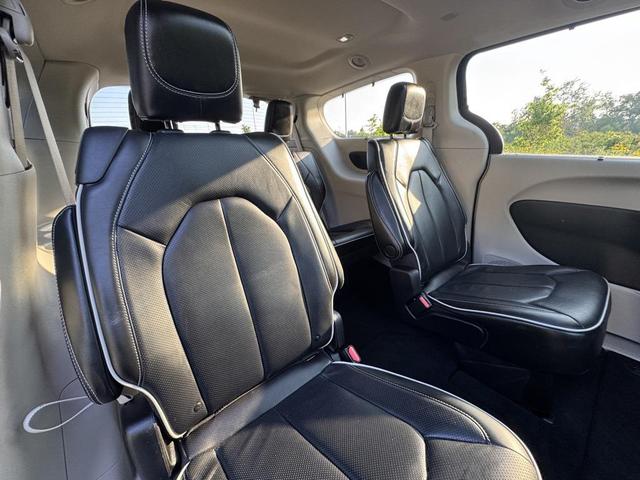 Photo of 2022 Brilliant Black Crystal Pearlcoat Chrysler Pacifica