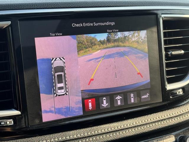 Photo of 2022 Brilliant Black Crystal Pearlcoat Chrysler Pacifica