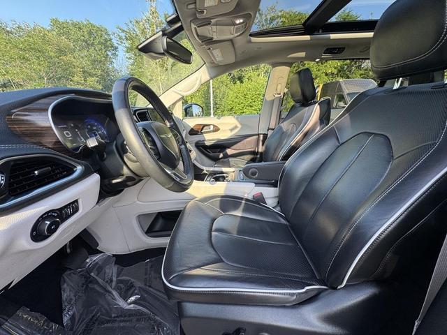 Photo of 2022 Brilliant Black Crystal Pearlcoat Chrysler Pacifica