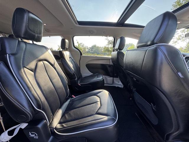 Photo of 2022 Brilliant Black Crystal Pearlcoat Chrysler Pacifica