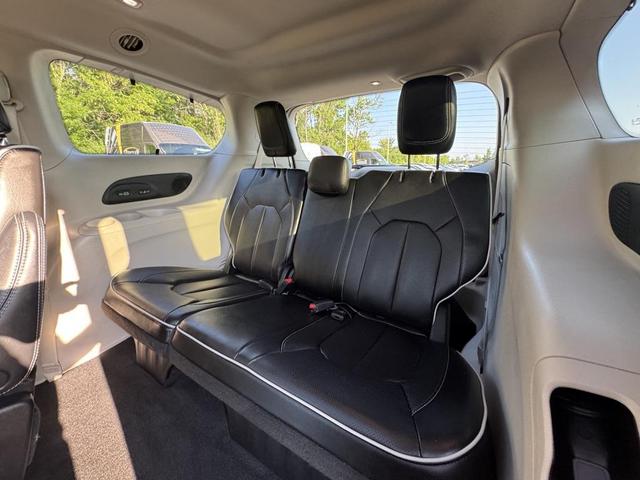 Photo of 2022 Brilliant Black Crystal Pearlcoat Chrysler Pacifica