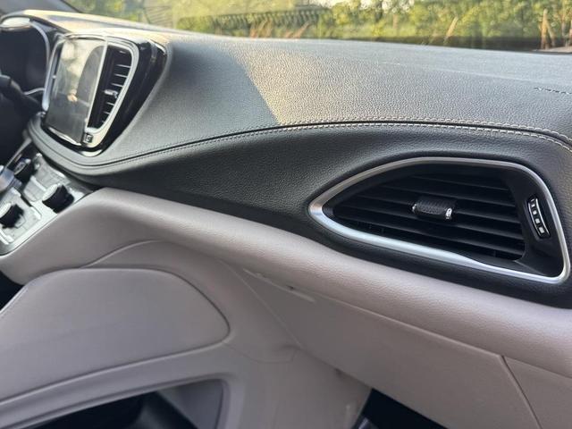 Photo of 2022 Brilliant Black Crystal Pearlcoat Chrysler Pacifica