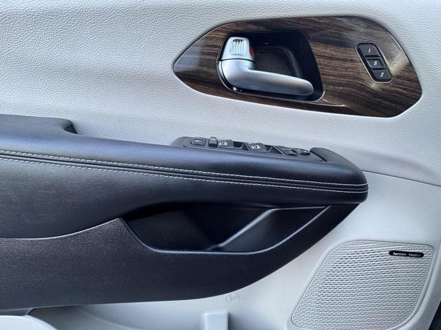Photo of 2022 Brilliant Black Crystal Pearlcoat Chrysler Pacifica