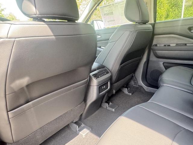 Photo of 2025 Deep Ocean Blue Pearl Nissan Pathfinder