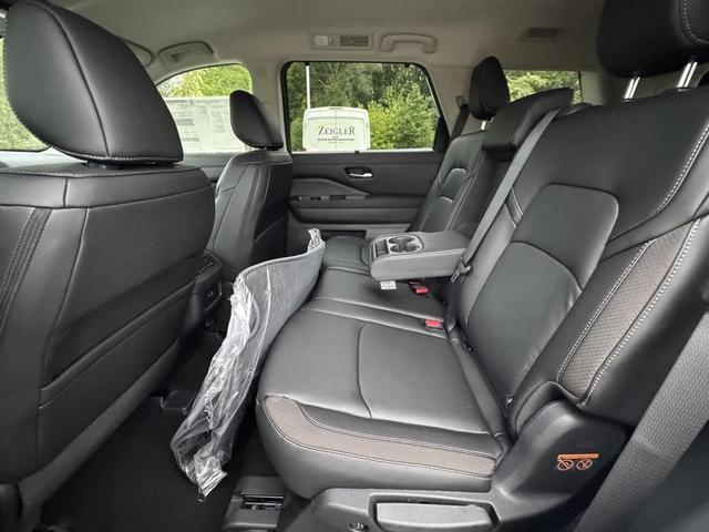Photo of 2025 Everest White Pearl Tricoat Nissan Pathfinder