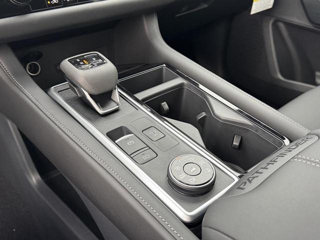 Photo of 2025 Everest White Pearl Tricoat Nissan Pathfinder
