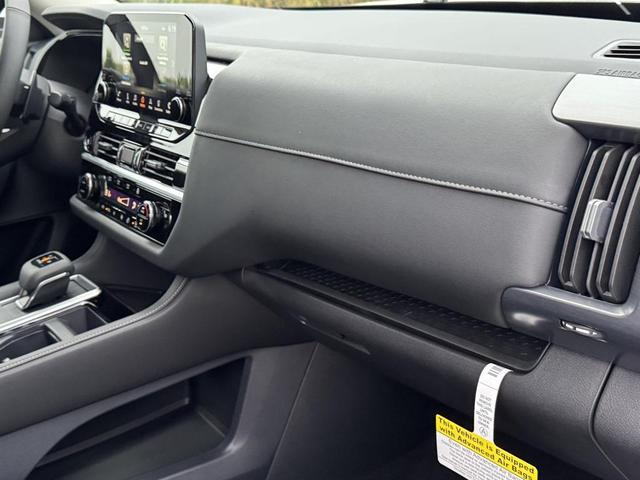 Photo of 2025 Everest White Pearl Tricoat Nissan Pathfinder
