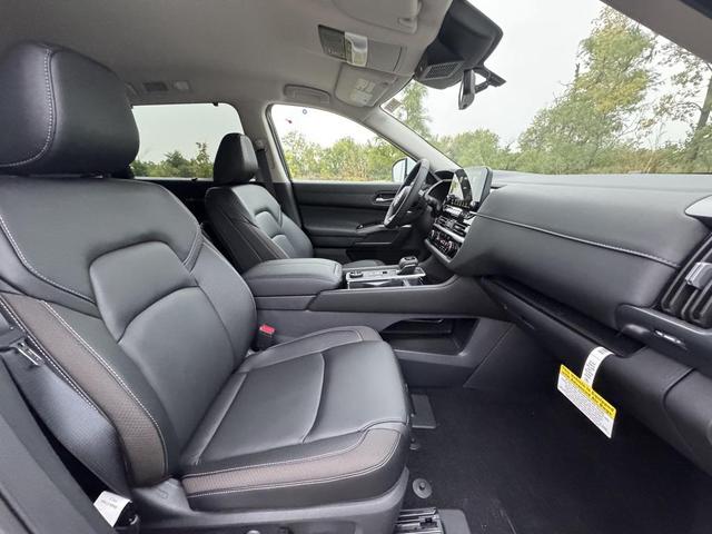 Photo of 2025 Everest White Pearl Tricoat Nissan Pathfinder