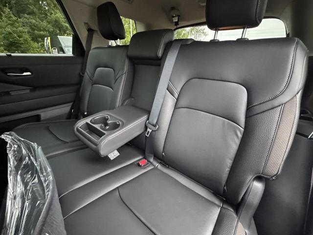 Photo of 2025 Everest White Pearl Tricoat Nissan Pathfinder