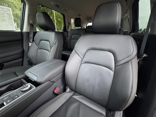 Photo of 2025 Everest White Pearl Tricoat Nissan Pathfinder