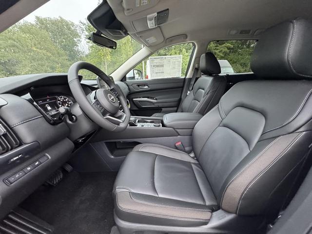 Photo of 2025 Everest White Pearl Tricoat Nissan Pathfinder