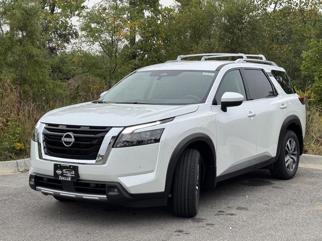 Photo of 2025 Everest White Pearl Tricoat Nissan Pathfinder