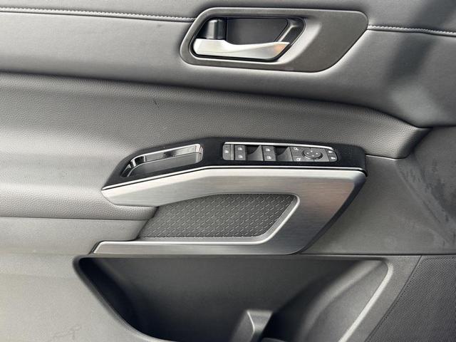 Photo of 2025 Everest White Pearl Tricoat Nissan Pathfinder