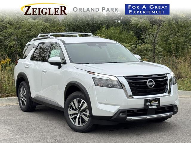 Photo of 2025 Everest White Pearl Tricoat Nissan Pathfinder