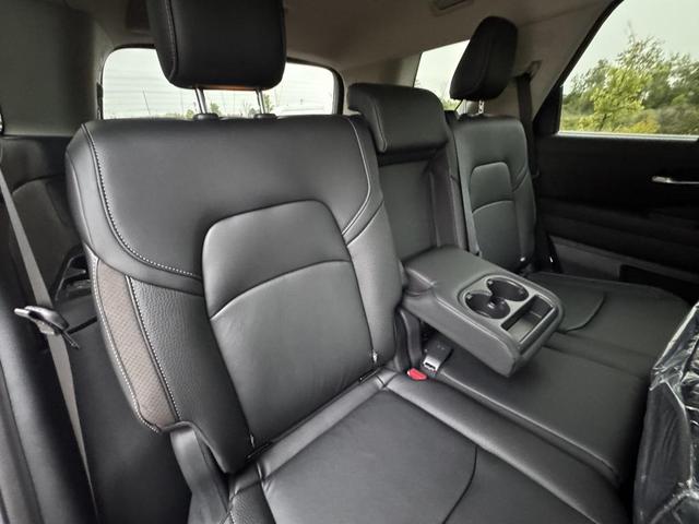 Photo of 2025 Everest White Pearl Tricoat Nissan Pathfinder