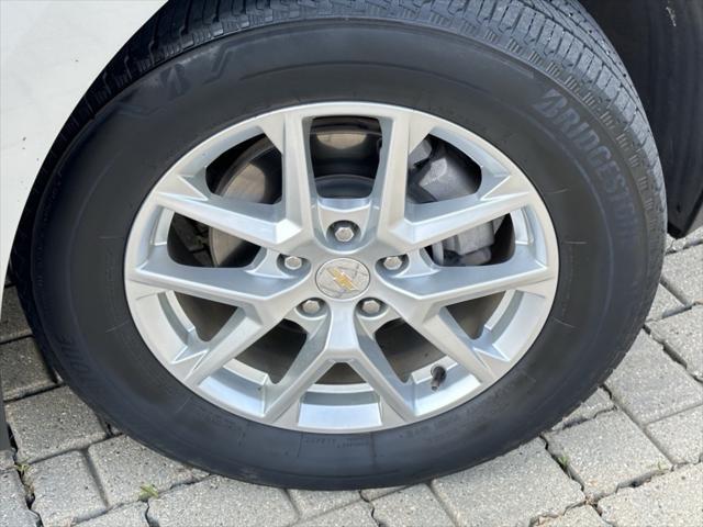 Photo of 2022 Silver Ice Metallic Chevrolet Equinox