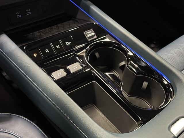 Photo of 2025 Everest White Pearl Tricoat/Super Black Nissan Murano