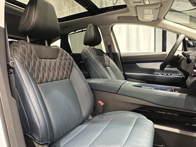 Photo of 2025 Everest White Pearl Tricoat/Super Black Nissan Murano