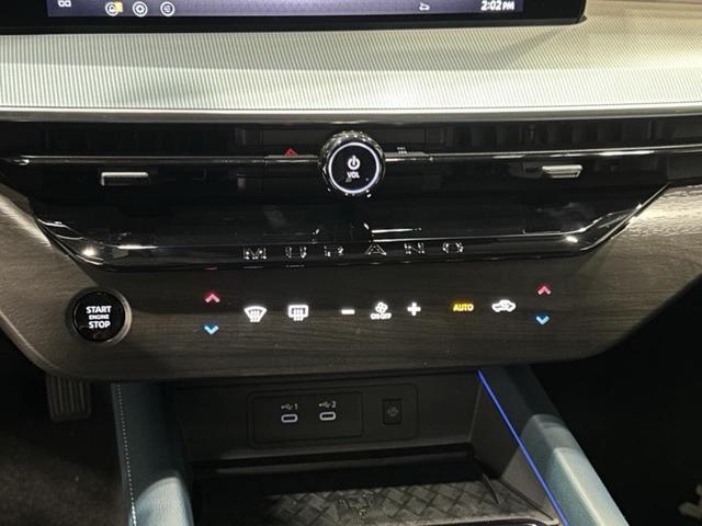 Photo of 2025 Everest White Pearl Tricoat/Super Black Nissan Murano