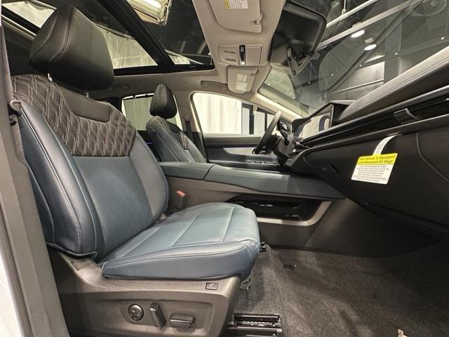 Photo of 2025 Everest White Pearl Tricoat/Super Black Nissan Murano