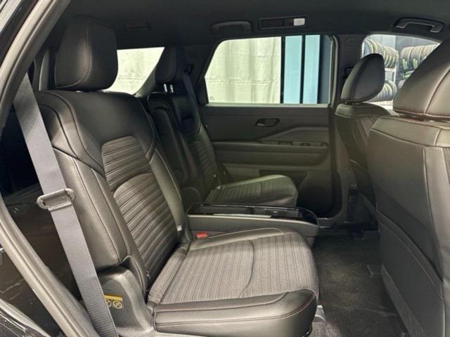 Photo of 2024 Super Black Nissan Pathfinder