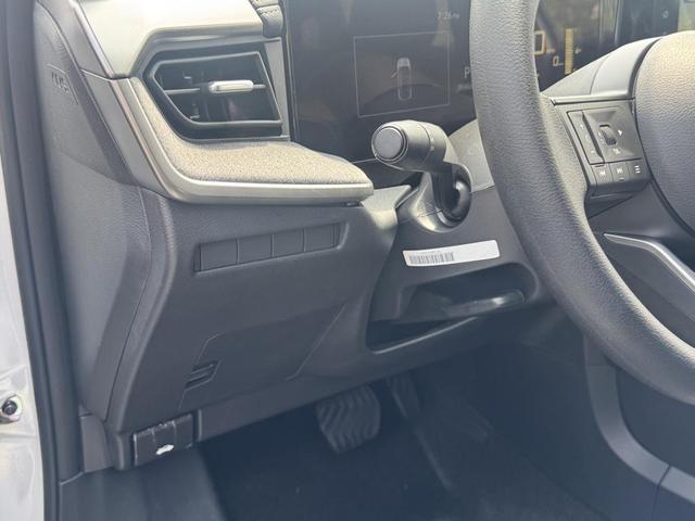 Photo of 2025 Aspen White Tricoat Nissan Kicks