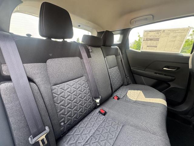 Photo of 2025 Aspen White Tricoat Nissan Kicks
