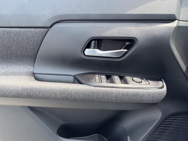 Photo of 2025 Aspen White Tricoat Nissan Kicks