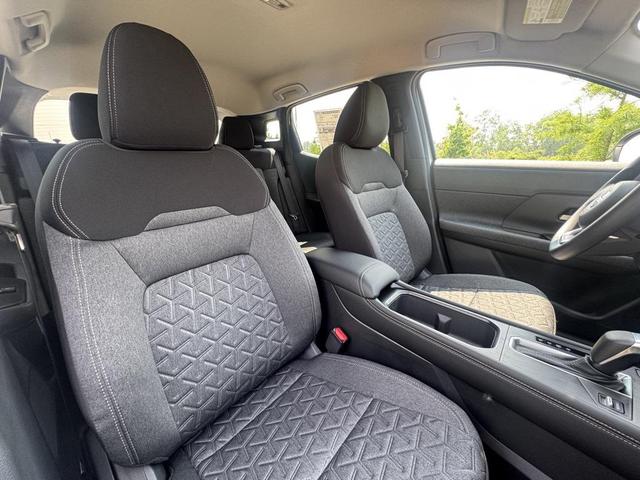 Photo of 2025 Aspen White Tricoat Nissan Kicks