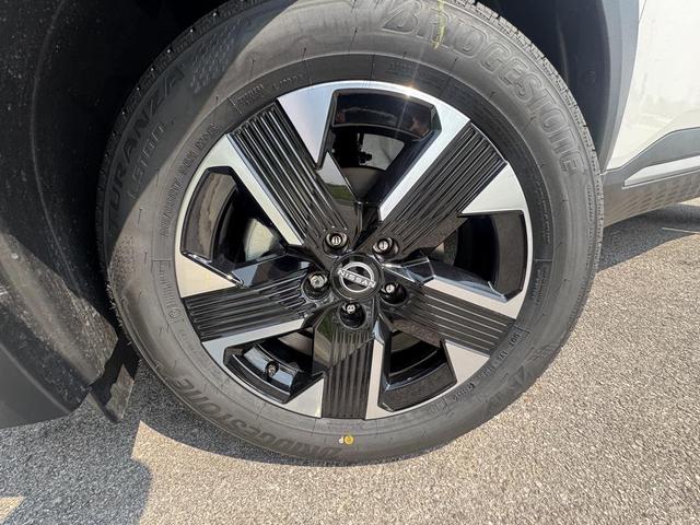 Photo of 2025 Aspen White Tricoat Nissan Kicks