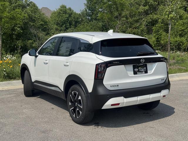 Photo of 2025 Aspen White Tricoat Nissan Kicks