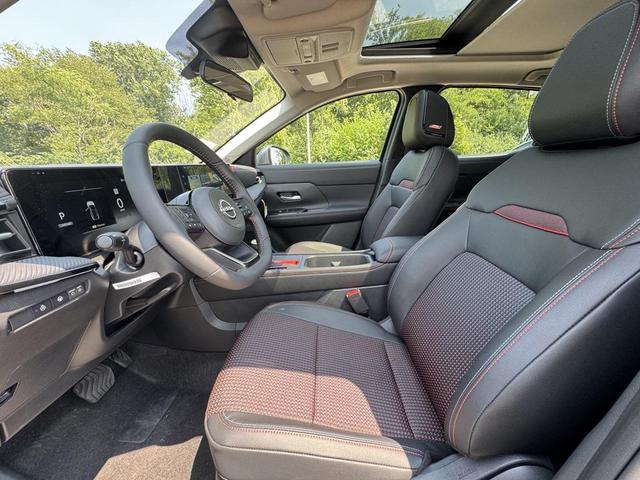 Photo of 2025 Gun Metallic Nissan Kicks