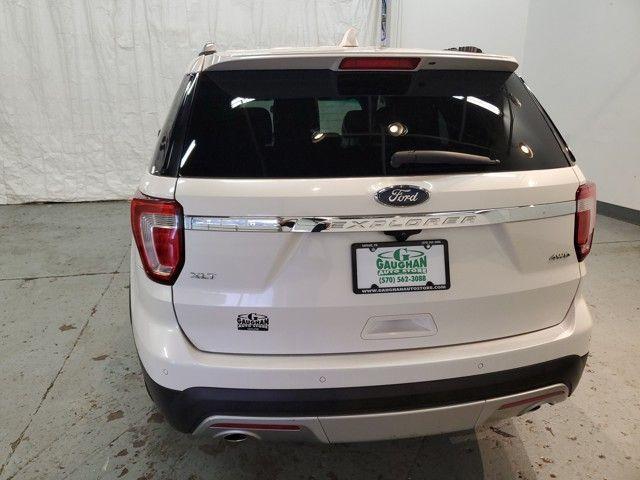 Photo of 2016 White Platinum Clearcoat Metallic Ford Explorer