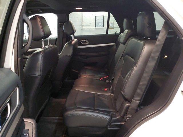 Photo of 2016 White Platinum Clearcoat Metallic Ford Explorer