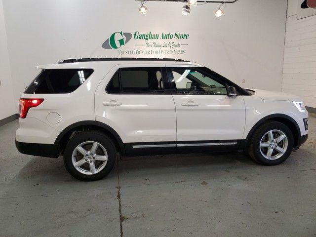 Photo of 2016 White Platinum Clearcoat Metallic Ford Explorer