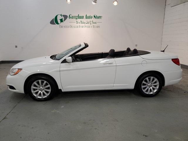 Photo of 2013 Bright White Clearcoat Chrysler 200
