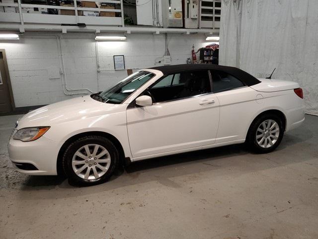 Photo of 2013 Bright White Clearcoat Chrysler 200