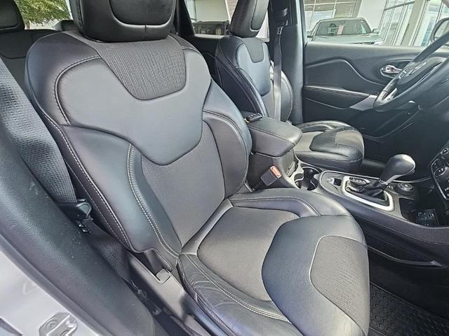Photo of 2018 Bright White Clearcoat Jeep Cherokee