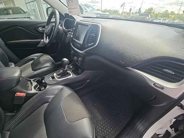 Photo of 2018 Bright White Clearcoat Jeep Cherokee
